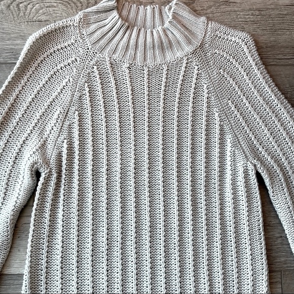 Daisy Fuentes Light Gray Cableknit Turtleneck Sweater | Size Medium - Picture 6 of 9